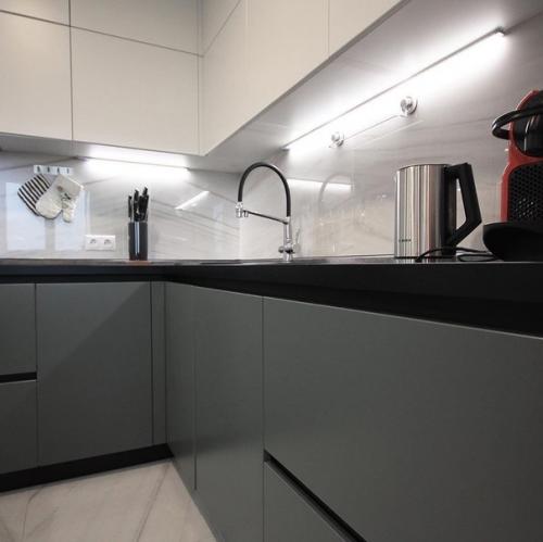 Матовые фасады, хорошая фурнитура со столешницей и круто дизайн. 02