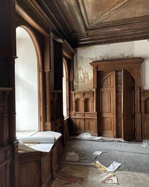 Таким образом, если вы любите Петербург и старину в интерьерах, то наверняка подписаны в инстаграме на Максима Космина (@Maax_sf. 01