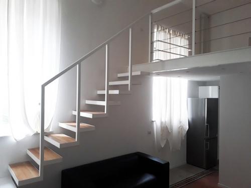 Как оформить лестницу, ведущую на антресольный этаж? 04