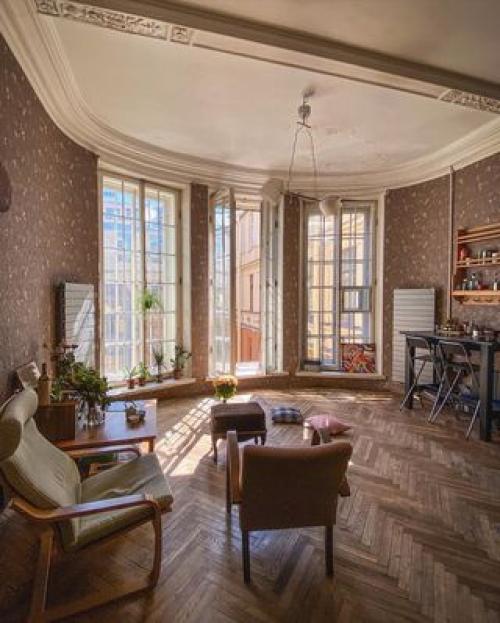 Таким образом, если вы любите Петербург и старину в интерьерах, то наверняка подписаны в инстаграме на Максима Космина (@Maax_sf. 03