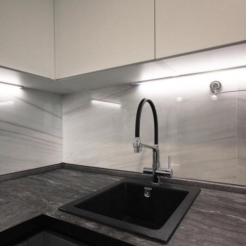 Матовые фасады, хорошая фурнитура со столешницей и круто дизайн. 03