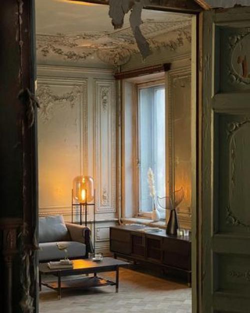 Таким образом, если вы любите Петербург и старину в интерьерах, то наверняка подписаны в инстаграме на Максима Космина (@Maax_sf. 05