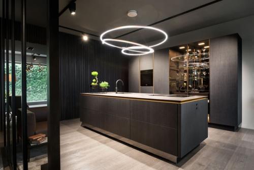 Дизайнеры все чаще делают кухонную мебель без ручек (особенно если речь о стилях минимализм, хай - тек, функционализм. 01