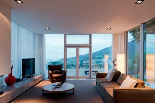 Панорамные окна во всю стену делают интерьер особенным и дают максимум солнечного света. 04