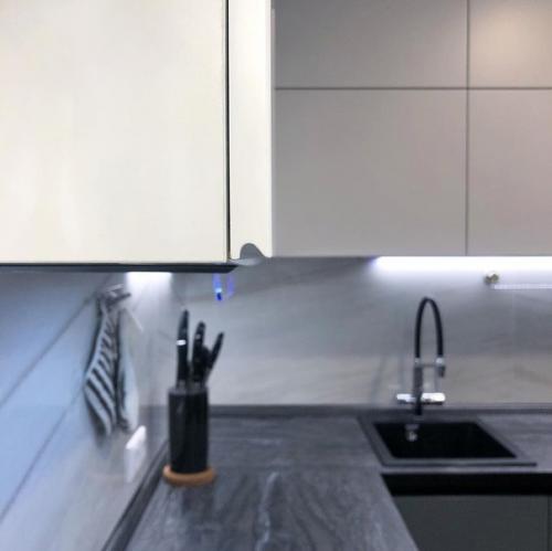 Матовые фасады, хорошая фурнитура со столешницей и круто дизайн. 05