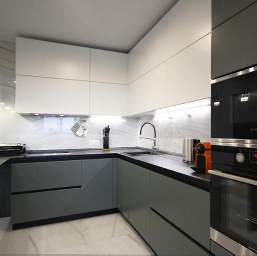 Матовые фасады, хорошая фурнитура со столешницей и круто дизайн. 04