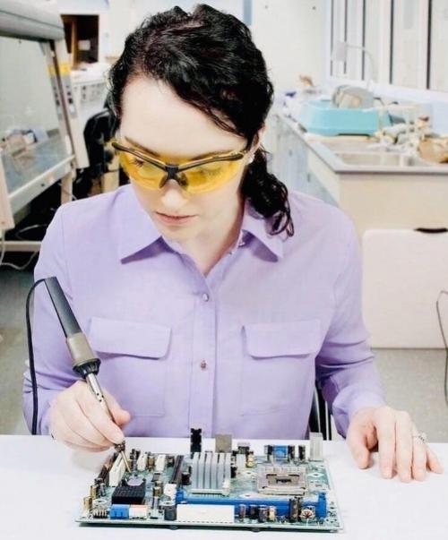 Хорошо, что паяльники не включены, а то не было бы на этих фото таких счастливых лиц. 02