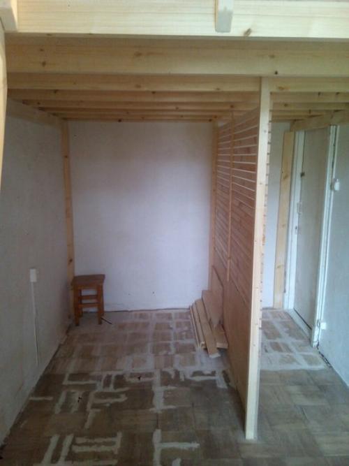 Второй ярус увеличил площадь комнаты на 7 м 2. сверху получилась полноценная комната. 04