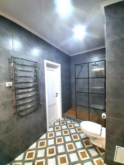 В последнее время популярным решением становится отделять спальную зону не при помощи выстраивания новой стены, а с помощью стеклянных перегородок. 05