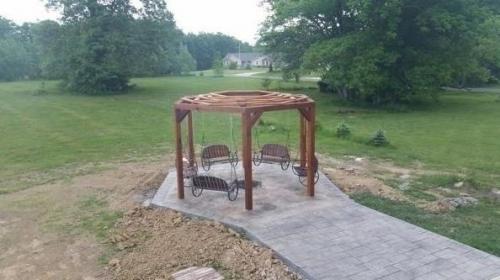 Беседка с качелями в виде инвалидных кресел с кострищем в середине. 07