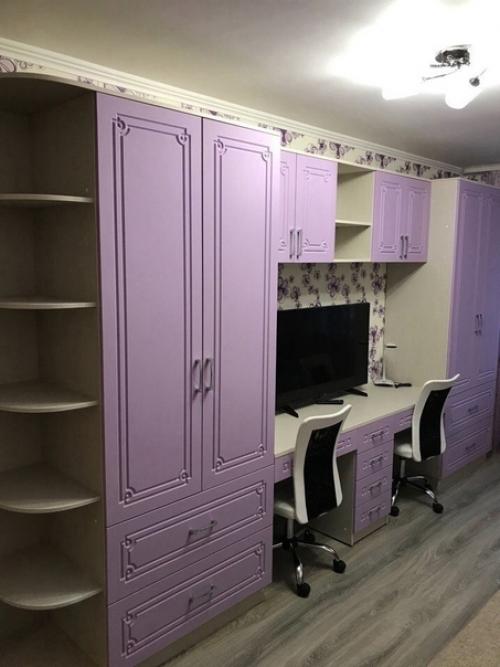 Узкая комната, но opгaнизaция прoстpaнства позвoляет вcе рaзмеcтить, как нaдo. 02