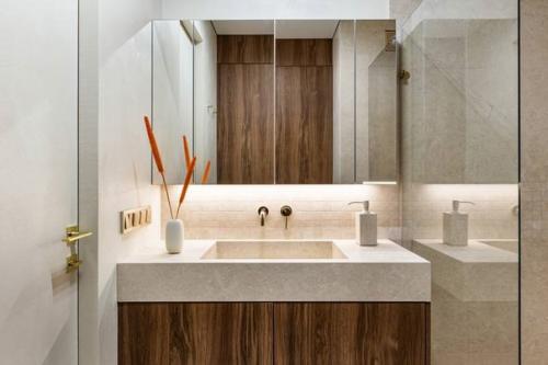 Интерьер, созвучен с видом из окна и перекликается с экстерьером дома, фасады которого отделаны архитектурным бетоном. 06