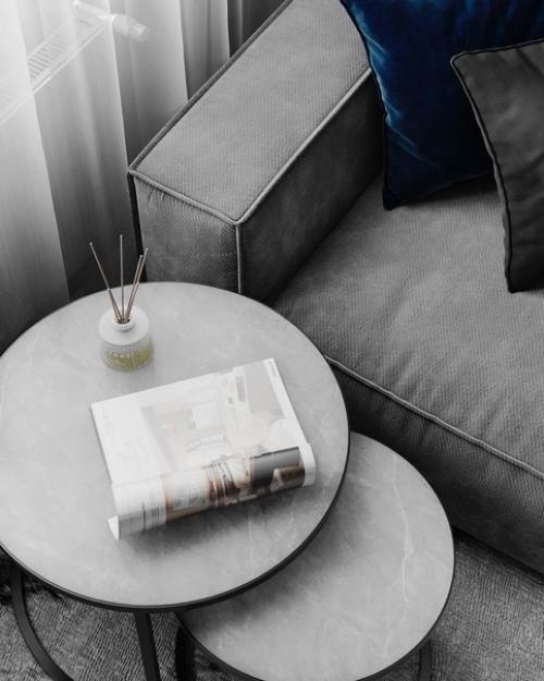 Монохромный стиль может стать прекрасным выбором для дизайна кухни - гостиной. 04