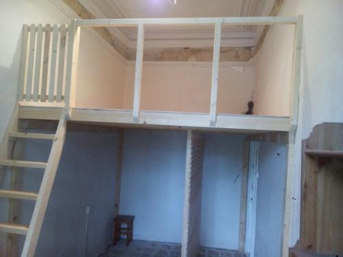 Второй ярус увеличил площадь комнаты на 7 м 2. сверху получилась полноценная комната. 02