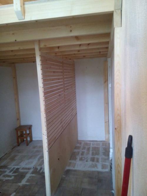 Второй ярус увеличил площадь комнаты на 7 м 2. сверху получилась полноценная комната. 03