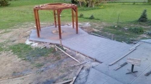 Беседка с качелями в виде инвалидных кресел с кострищем в середине. 05