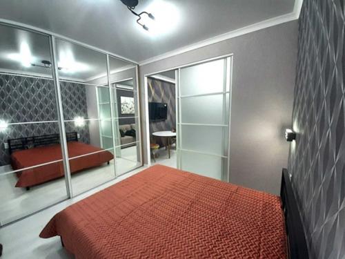 В последнее время популярным решением становится отделять спальную зону не при помощи выстраивания новой стены, а с помощью стеклянных перегородок. 07