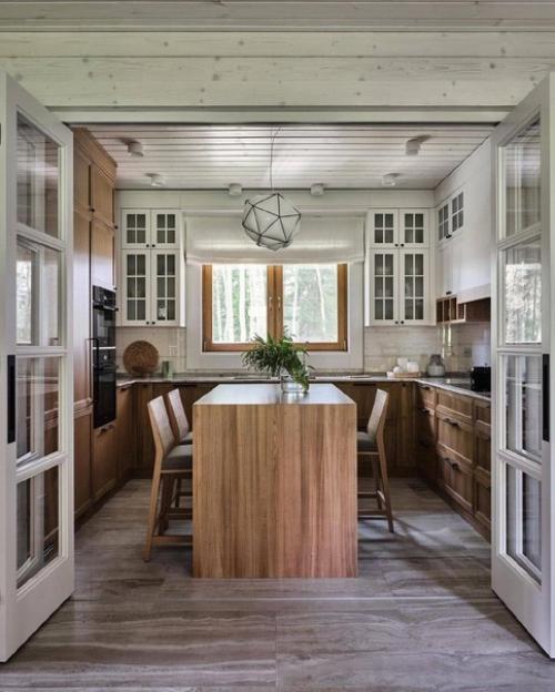 Мягкий, Обволакивающий интерьер, главная звезда интерьера стало дерево. 03