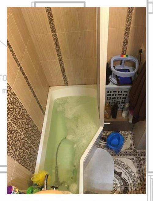 Разнообразить дизайн маленькой ванной комнаты без туалета достаточно сложно. 01