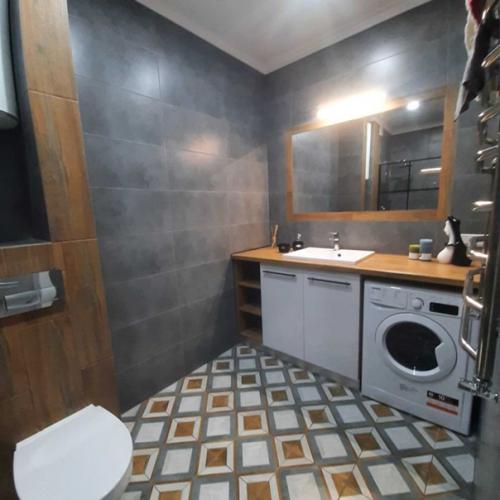 В последнее время популярным решением становится отделять спальную зону не при помощи выстраивания новой стены, а с помощью стеклянных перегородок. 08