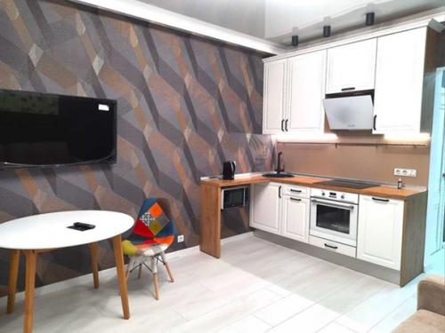 В последнее время популярным решением становится отделять спальную зону не при помощи выстраивания новой стены, а с помощью стеклянных перегородок. 02