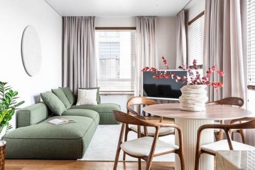 Интерьер, созвучен с видом из окна и перекликается с экстерьером дома, фасады которого отделаны архитектурным бетоном. 03