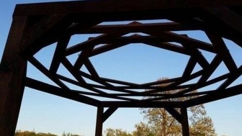 Беседка с качелями в виде инвалидных кресел с кострищем в середине. 04