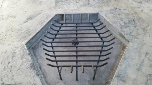 Беседка с качелями в виде инвалидных кресел с кострищем в середине. 06