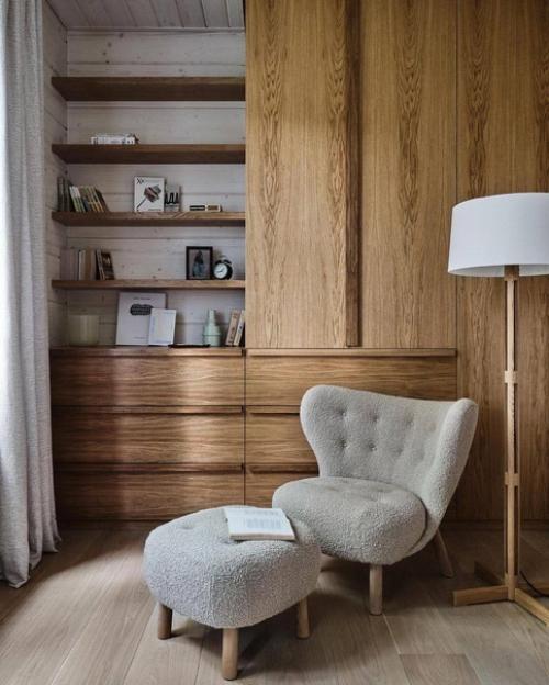 Мягкий, Обволакивающий интерьер, главная звезда интерьера стало дерево. 01