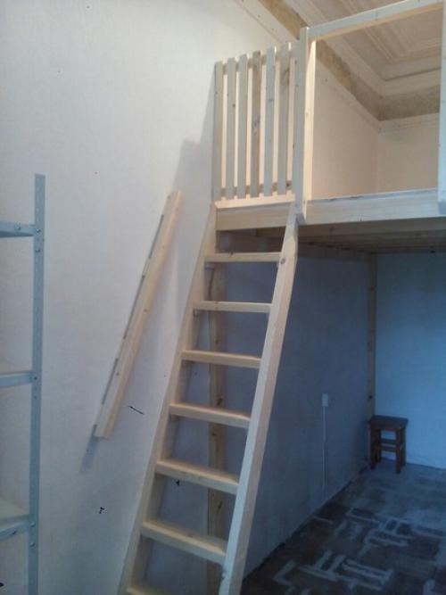 Второй ярус увеличил площадь комнаты на 7 м 2. сверху получилась полноценная комната. 01