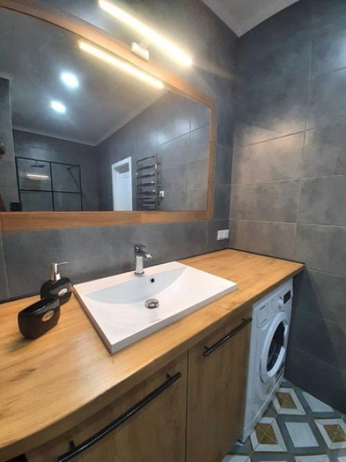 В последнее время популярным решением становится отделять спальную зону не при помощи выстраивания новой стены, а с помощью стеклянных перегородок. 06