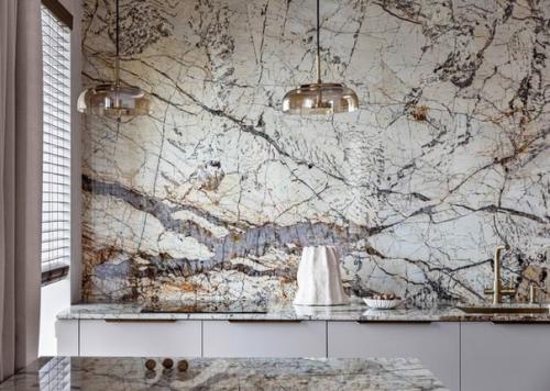 Интерьер, созвучен с видом из окна и перекликается с экстерьером дома, фасады которого отделаны архитектурным бетоном. 01