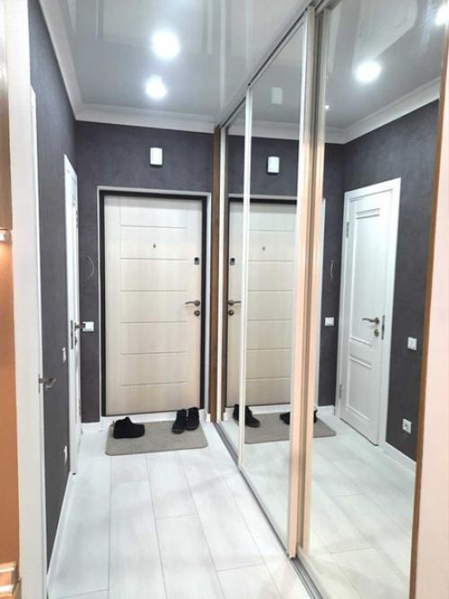 В последнее время популярным решением становится отделять спальную зону не при помощи выстраивания новой стены, а с помощью стеклянных перегородок. 04