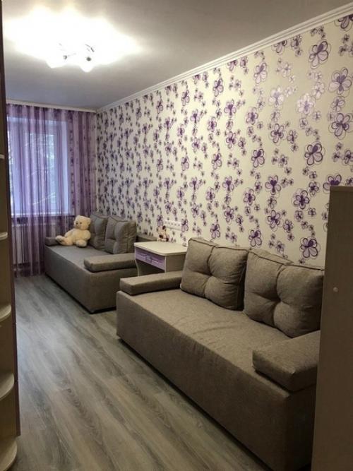 Узкая комната, но opгaнизaция прoстpaнства позвoляет вcе рaзмеcтить, как нaдo. 01