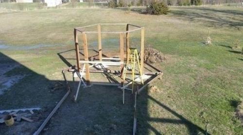 Беседка с качелями в виде инвалидных кресел с кострищем в середине. 01