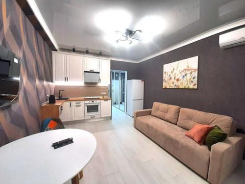 В последнее время популярным решением становится отделять спальную зону не при помощи выстраивания новой стены, а с помощью стеклянных перегородок. 01