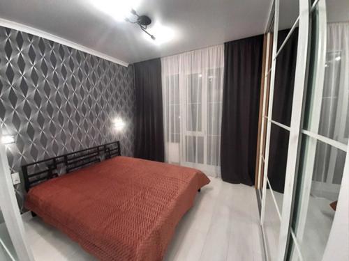 В последнее время популярным решением становится отделять спальную зону не при помощи выстраивания новой стены, а с помощью стеклянных перегородок. 03