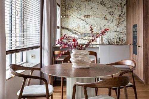 Интерьер, созвучен с видом из окна и перекликается с экстерьером дома, фасады которого отделаны архитектурным бетоном. 02