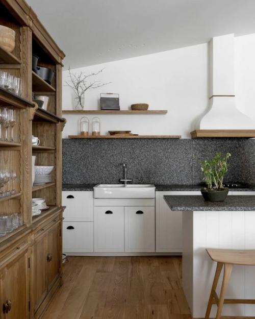 Современная русская дача - это уже не просто огород и грядки, а уютное пространство для отдыха, вдохновения и жизни на природе. 02