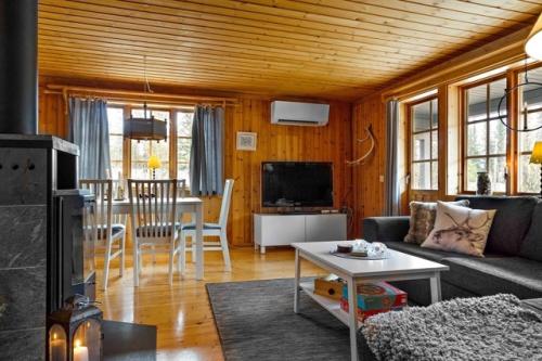 Эта дача - как из рождественской сказки: компактная, тёплая, продуманная до мелочей. 04