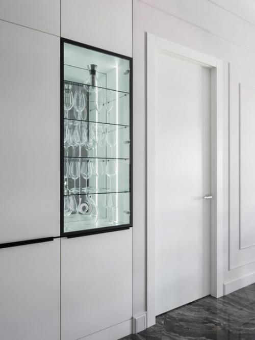 Деревянные белые двери, в отличие от пластиковых, отлично смотрятся в любых квартирах, от классических до ультрасовременных. 02