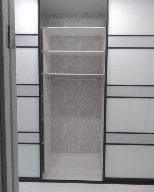 До ремонт тут стояла стандартная прихожая и комод. 01