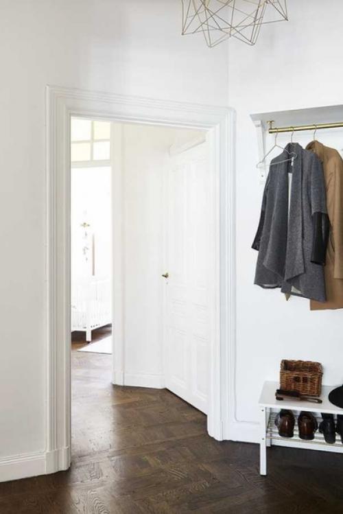 Деревянные белые двери, в отличие от пластиковых, отлично смотрятся в любых квартирах, от классических до ультрасовременных. 06