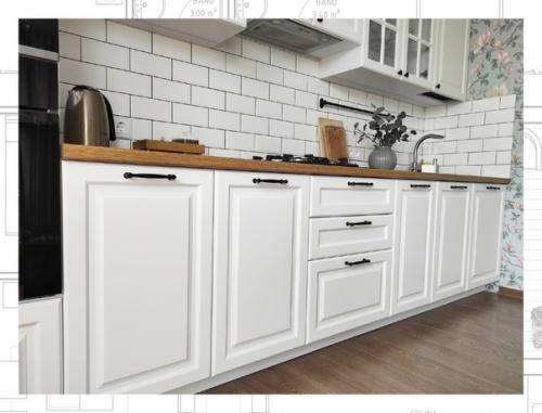 Теплое натуральное дерево с красивой фактурой оживляет белую мебель: с ним она не кажется безжизненной и безликой. 01