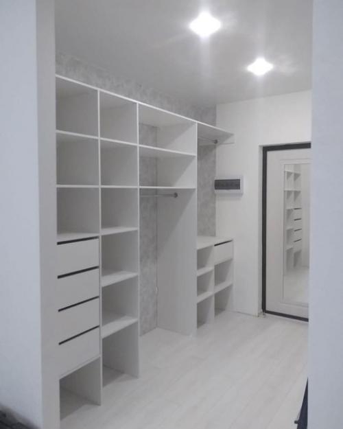 До ремонт тут стояла стандартная прихожая и комод. 05