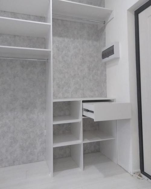 До ремонт тут стояла стандартная прихожая и комод. 04