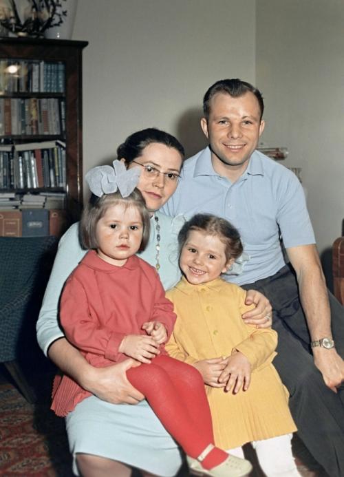 После гибели юрия Алексеевича валентина Ивановна осталась верна памяти мужа. 01