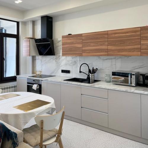 3-х комнатная квартира с качественным ремонтом из дорогих материалов, с техникой и с мебелью. 02