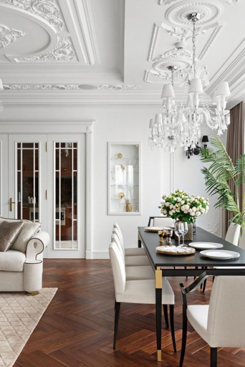 Деревянные белые двери, в отличие от пластиковых, отлично смотрятся в любых квартирах, от классических до ультрасовременных. 01