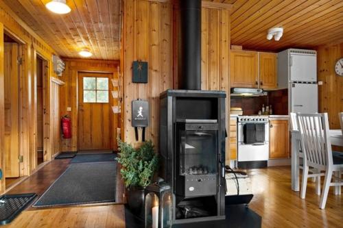 Эта дача - как из рождественской сказки: компактная, тёплая, продуманная до мелочей. 05